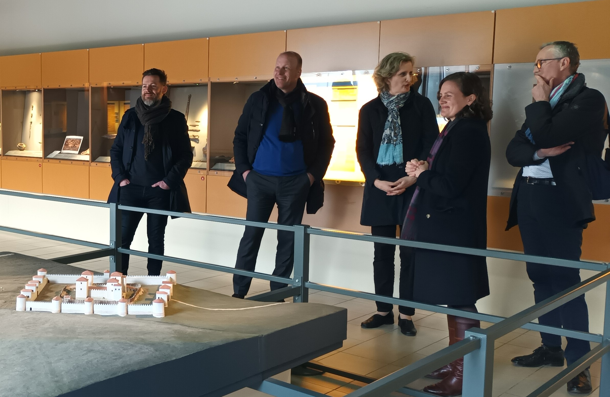 Bezirkstagspräsident Martin Sailer beim Besuch des Jublains-Museums.