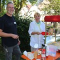 Die Klinikseelsorge mit Diakon Andreas Thalhofer und Pfarrerin Ulrike Berlin warf die Popcorn-Maschine an. - Foto: Georg Schalk