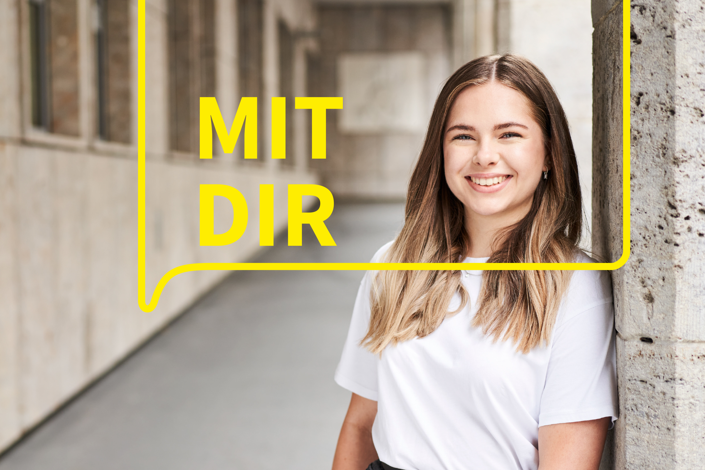 eine junge Frau lächelt, daneben der Schriftzug MIT DIR