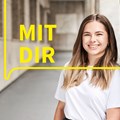 eine junge Frau lächelt, daneben der Schriftzug "MIT DIR"