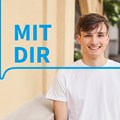 ein junger Mann lächelt, daneben der Schriftzug "MIT DIR"