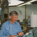 Firmenchef Bodo Hennig beim Anfertigen von Musterstücken an der Drehbank 1998 - Foto: Sammlung Heidi Erich Huber