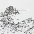 Strichzeichnung einer Landschaft mit Bucht, Felsen und Ortschaft (Über S. Angelo, Rohrfe-der/Papier, 2018) - Foto: Julia Pietsch