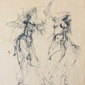 Strichzeichnung von zwei tanzenden Figuren auf hellbraunem Packpapier (Tanzende, Rohrfe-der/Papier, 1996) - Foto: Julia Pietsch