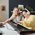 zwei Frauen, eine davon mit Down-Syndrom, machen zusammen Musik