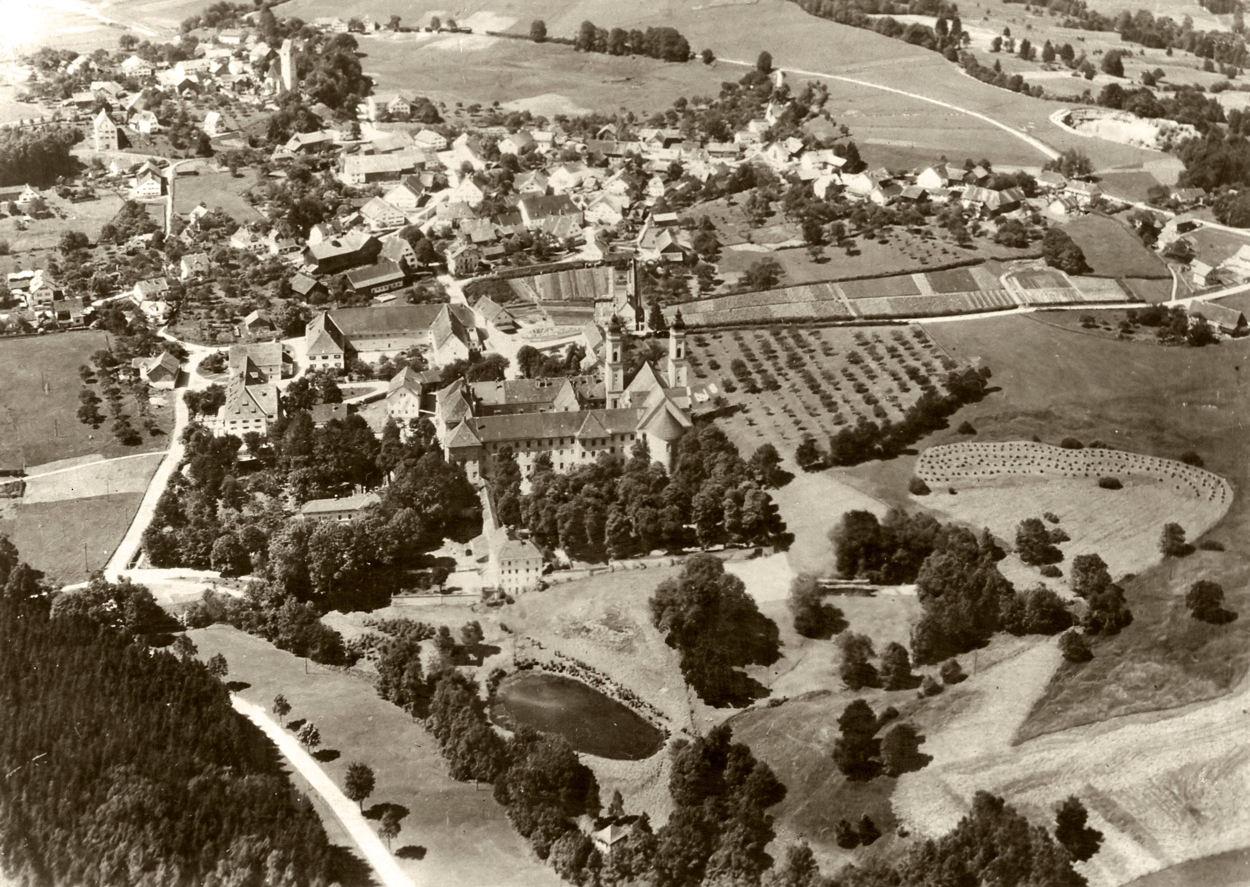 Blick auf Irsee Richtung Norden - Luftbild aus den 1960-er Jahren; Fotoarchiv Schwäbisches Bildungszentrum Irsee