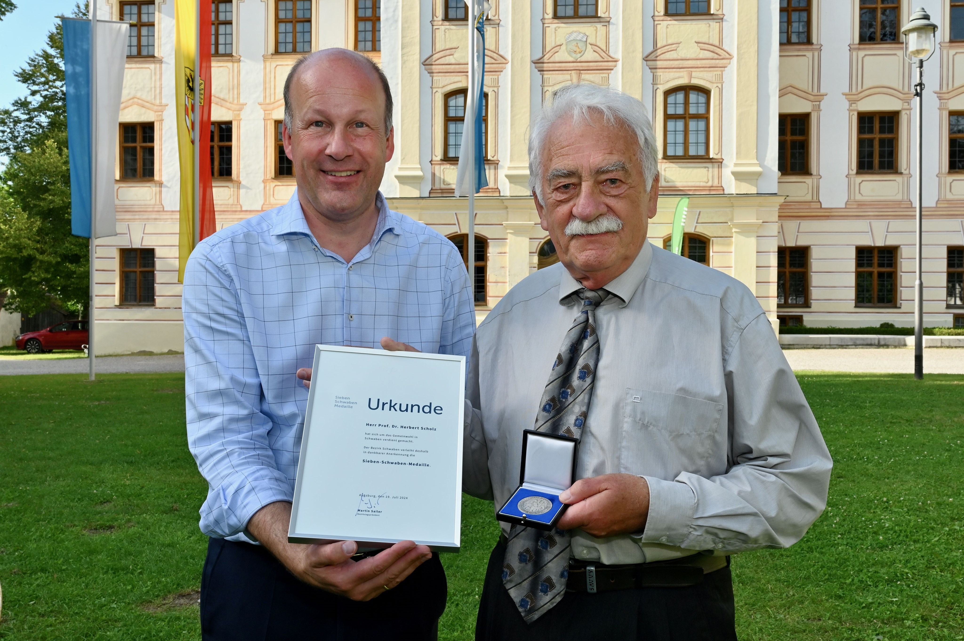 Bezirkstagspräsident Martin Sailer ehrt den Allgäuer Geologen Herbert Scholz (r.) mit der Sieben-Schwaben-Medaille  Bildnachweis: Andreas Lode