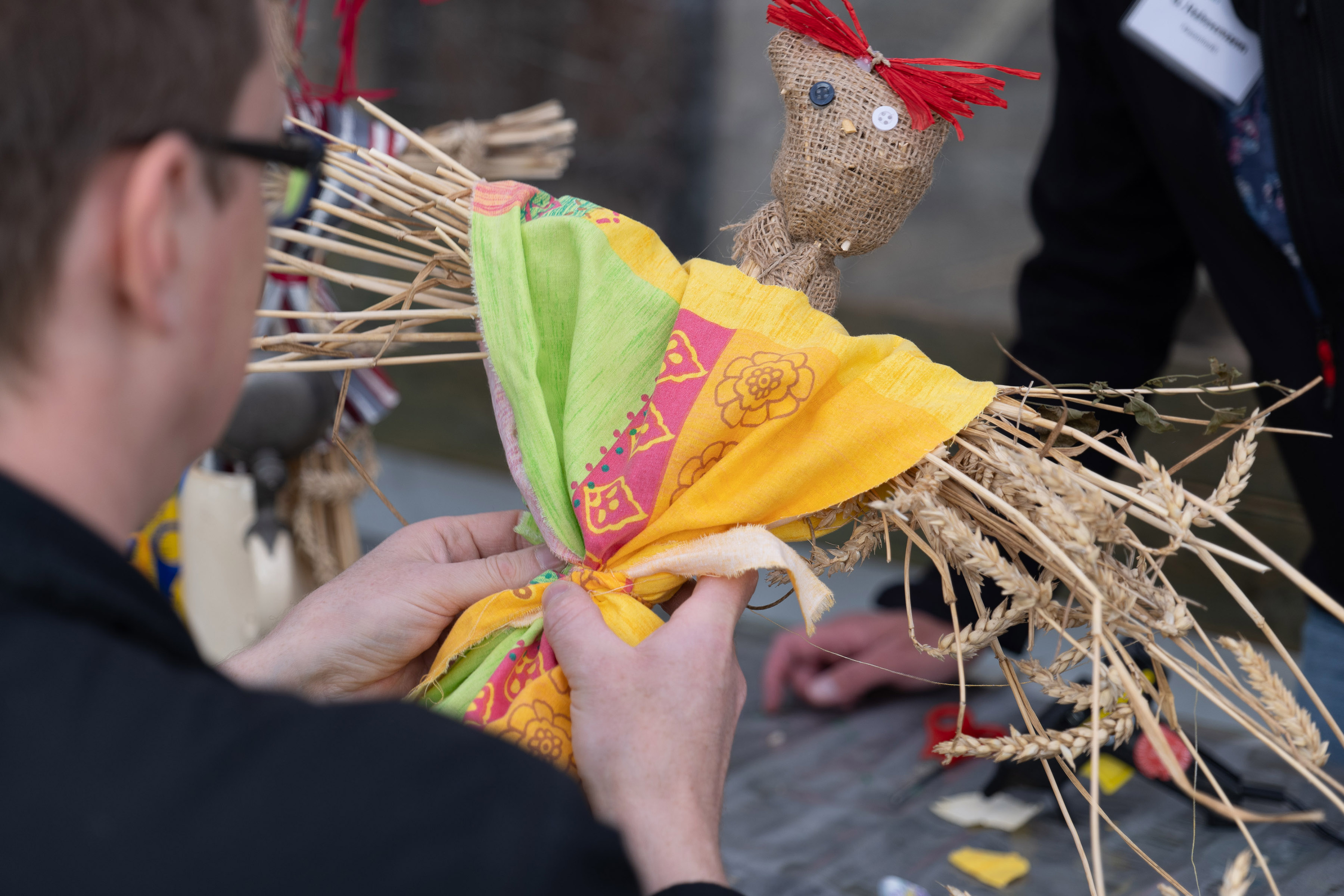 Im Museumshof können sich die Gäste kleine Strohpuppen basteln - Foto: Matthias Meyer, Museum KulturLand Ries