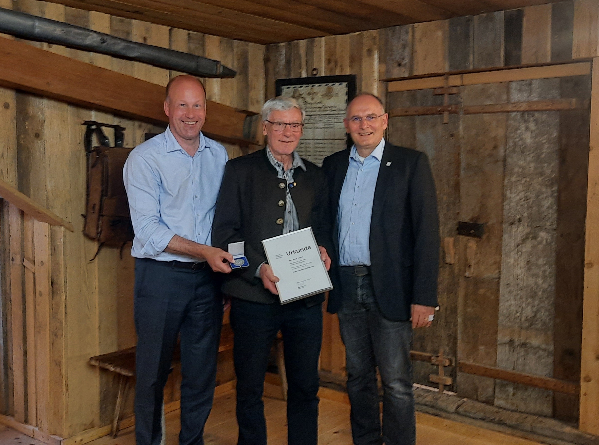 Bezirk Schwaben verleiht Georg Larsch aus Fischen die Sieben-Schwaben-Medaille