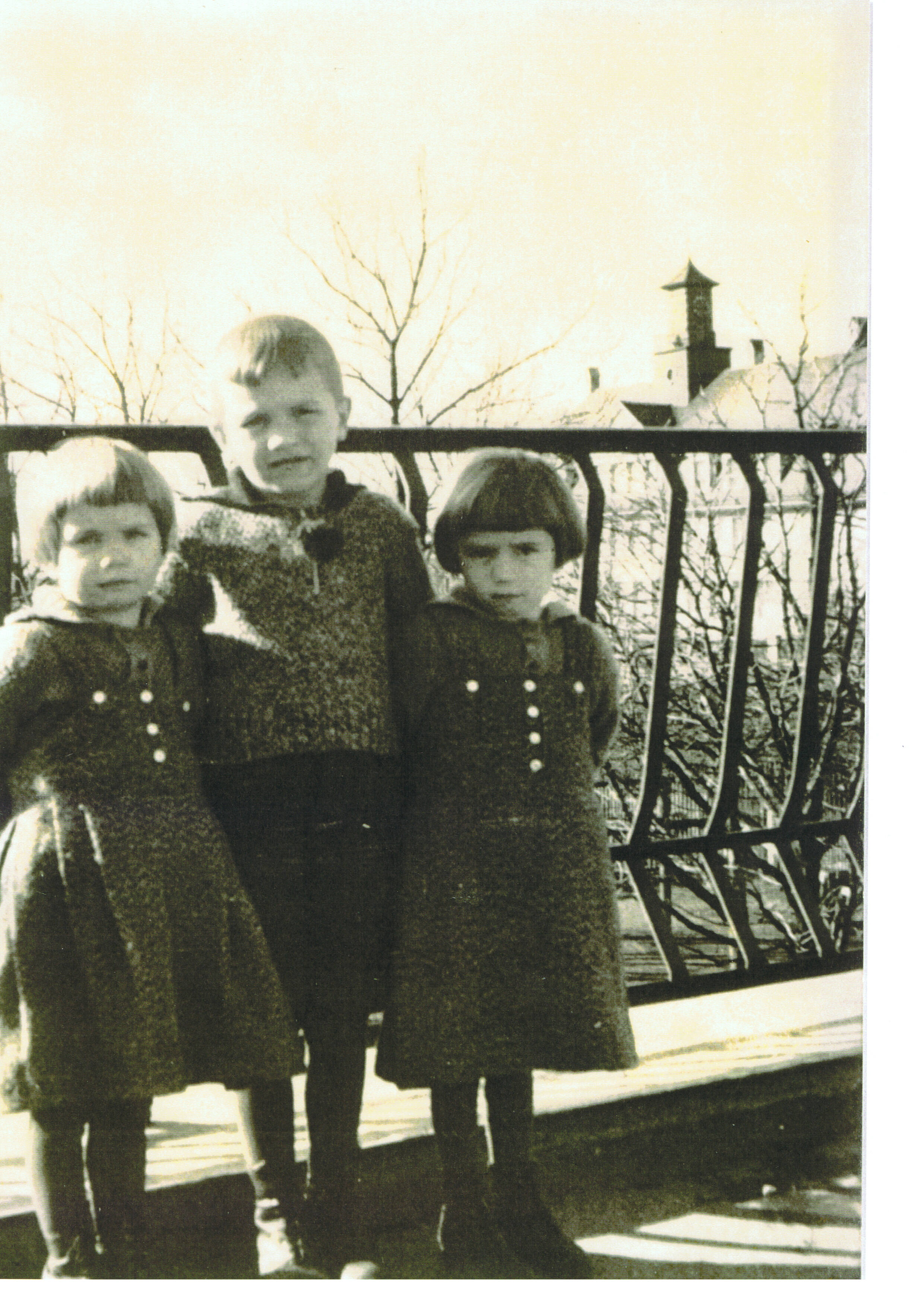 Ernst (Mitte) mit seinen Schwestern (links Amalie, rechts Anna); aufgenommen im Augsburger Waisenhaus, ca. 1935. - Foto: privat