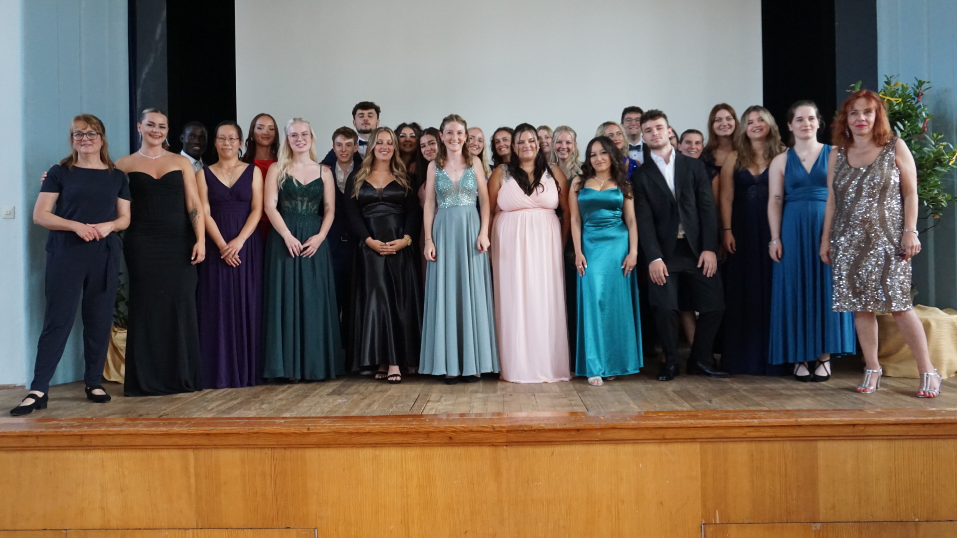 Im Festsaal versammelten sie sich für ein Gruppenfoto gemeinsam mit ihren Klassenlehrerinnen Claudia Spieß-Holder (rechts) und Marin Ebeling (links).