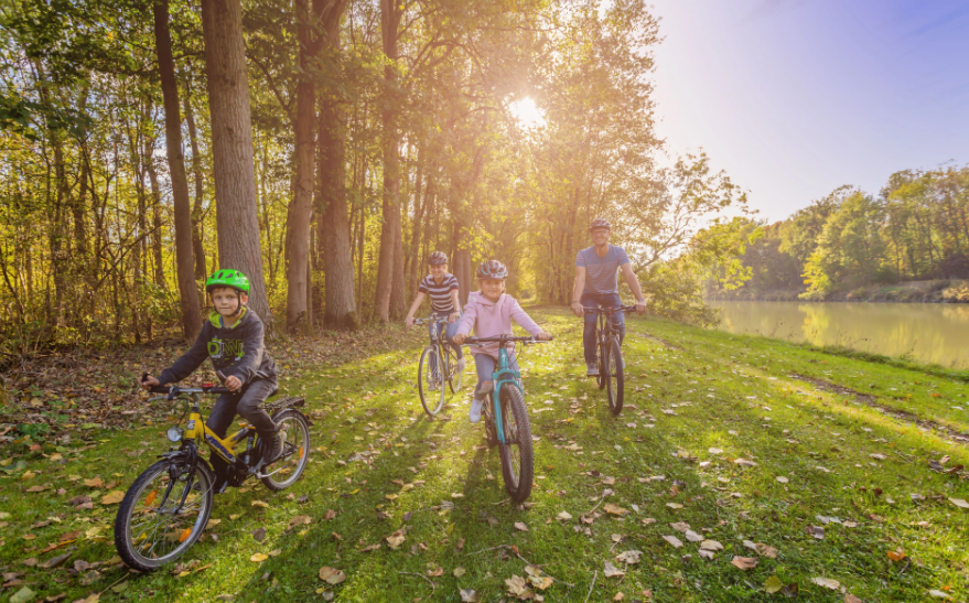 Familie unternimmt eine Fahhrad-Tour