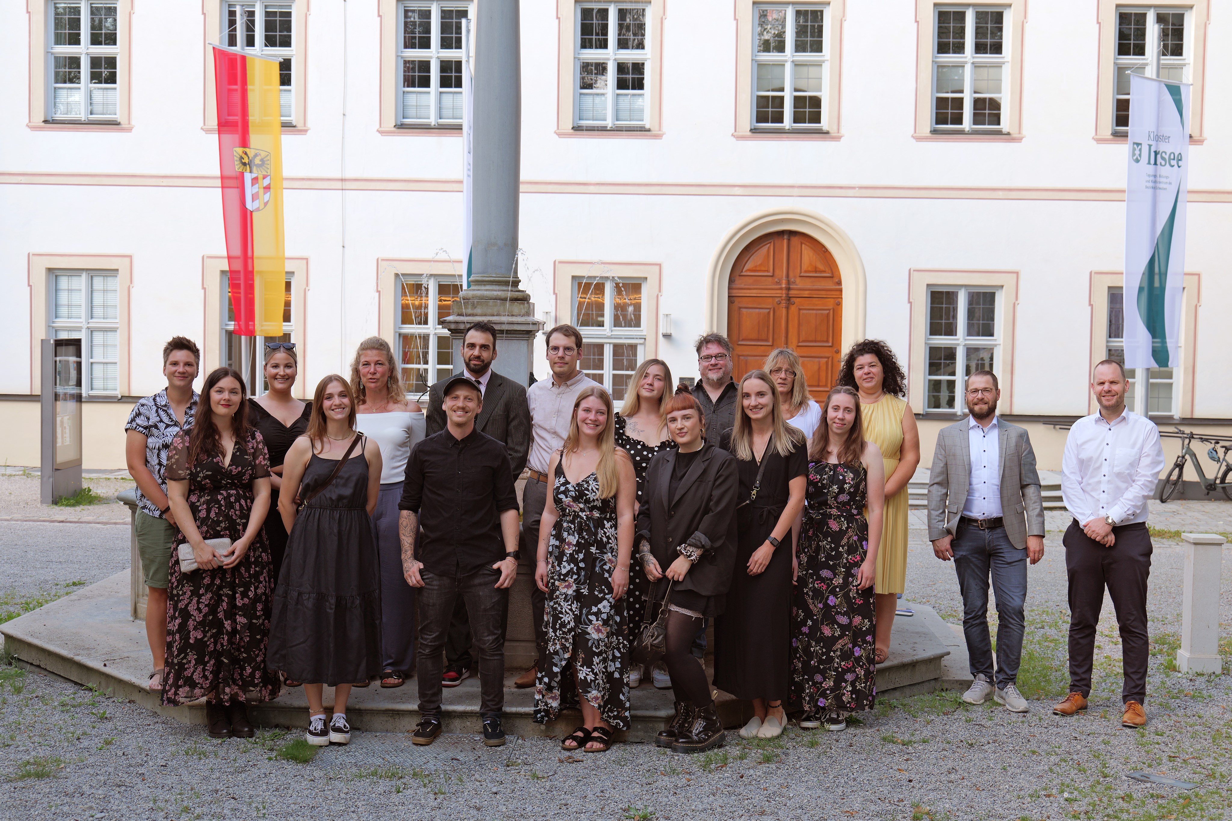 Die Absolventinnen und Absolventen mit Weiterbildungsleiterin Tanja Bilanzija (im gelben Kleid), Pflegedirektor Torsten Wagner (jeweils ganz rechts) und Bildungsreferent Martin Girke (jeweils 2. v.r.). (1) - Foto : Tobias Beiner