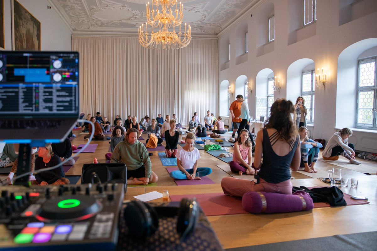 Yogaeinheit großer Saal - Foto: Armin Schönberger