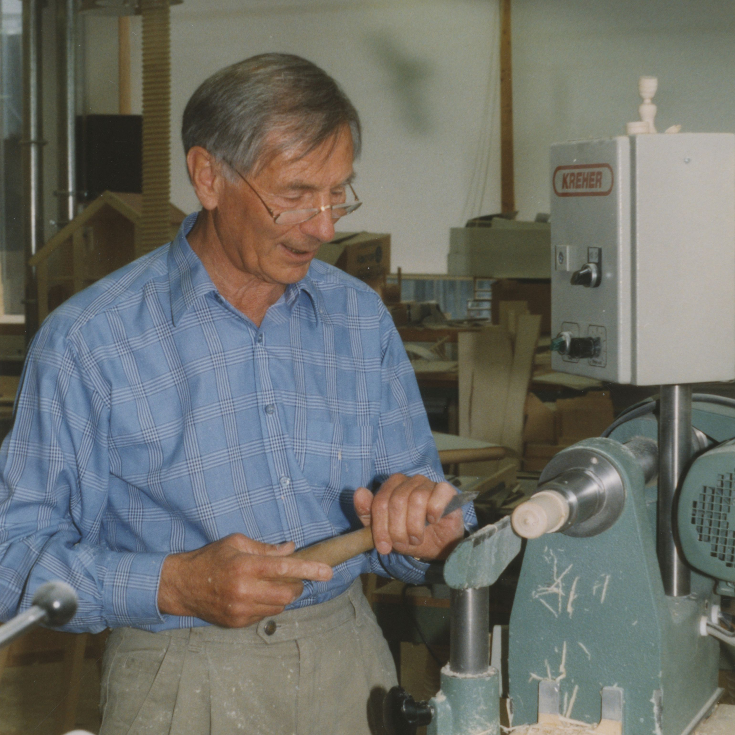 Bodo Hennig arbeitet an der Drehbank