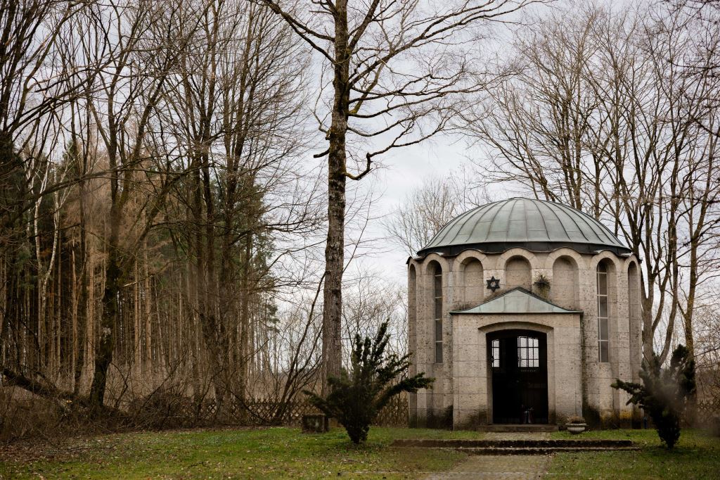 Im Herbst 1944 wurde das Lager Kaufering VI in Türkheim angelegt. Viele der 1.000 bis 2.500, größtenteils jüdischen, Häftlinge starben in der Gefangenschaft. - Foto: Sarah Schneller