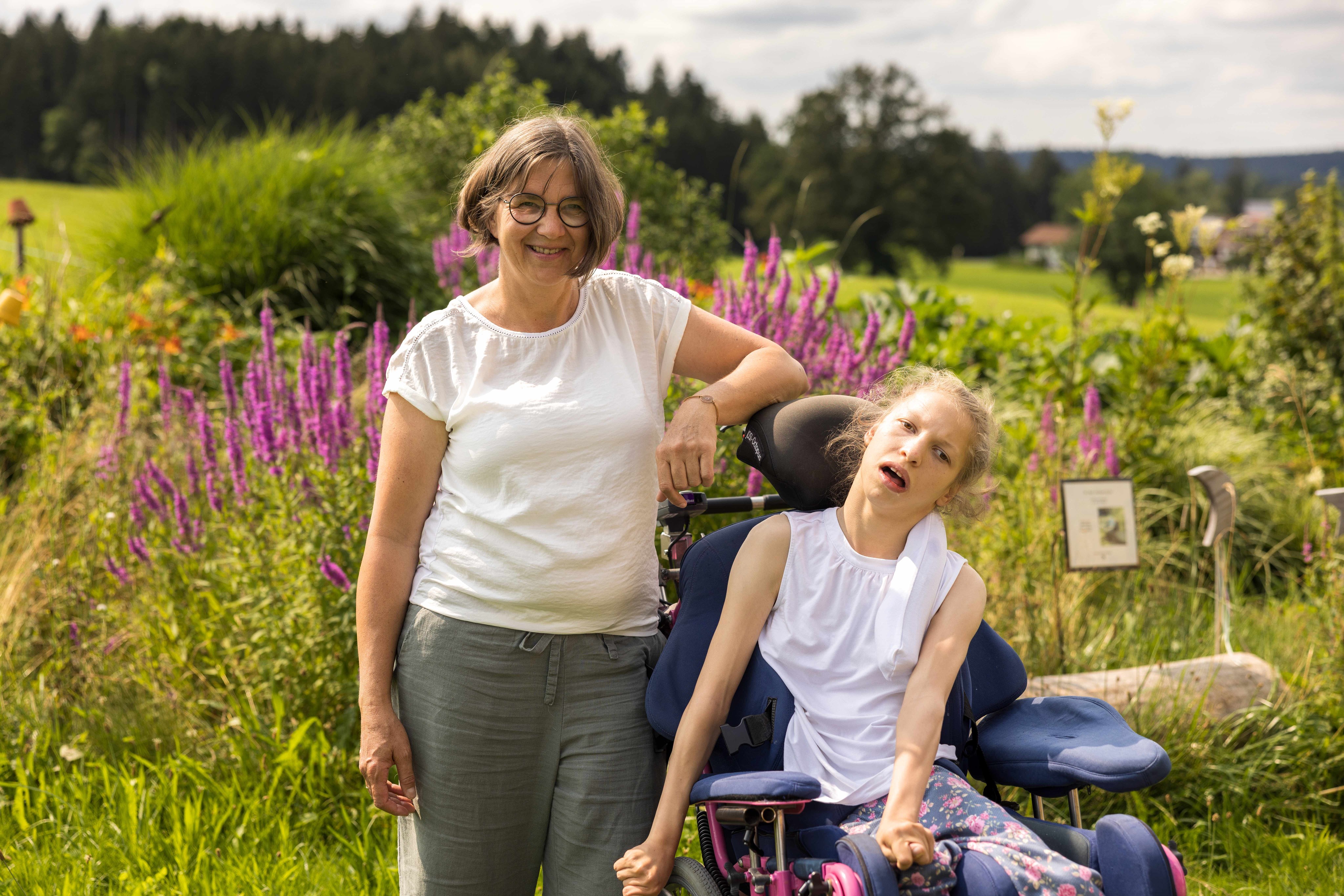 Lilly Haller wurde 2007 geboren und kann wegen einer schweren körperlichen Behinderung nicht sprechen und sich nur eingeschränkt bewegen. Mit Hilfe ihrer Mutter Heike lernte sie das Schreiben und veröffentlichte im Alter von 16 Jahren ihr erstes Buch „Aus dem Herzen, für die Seele“.