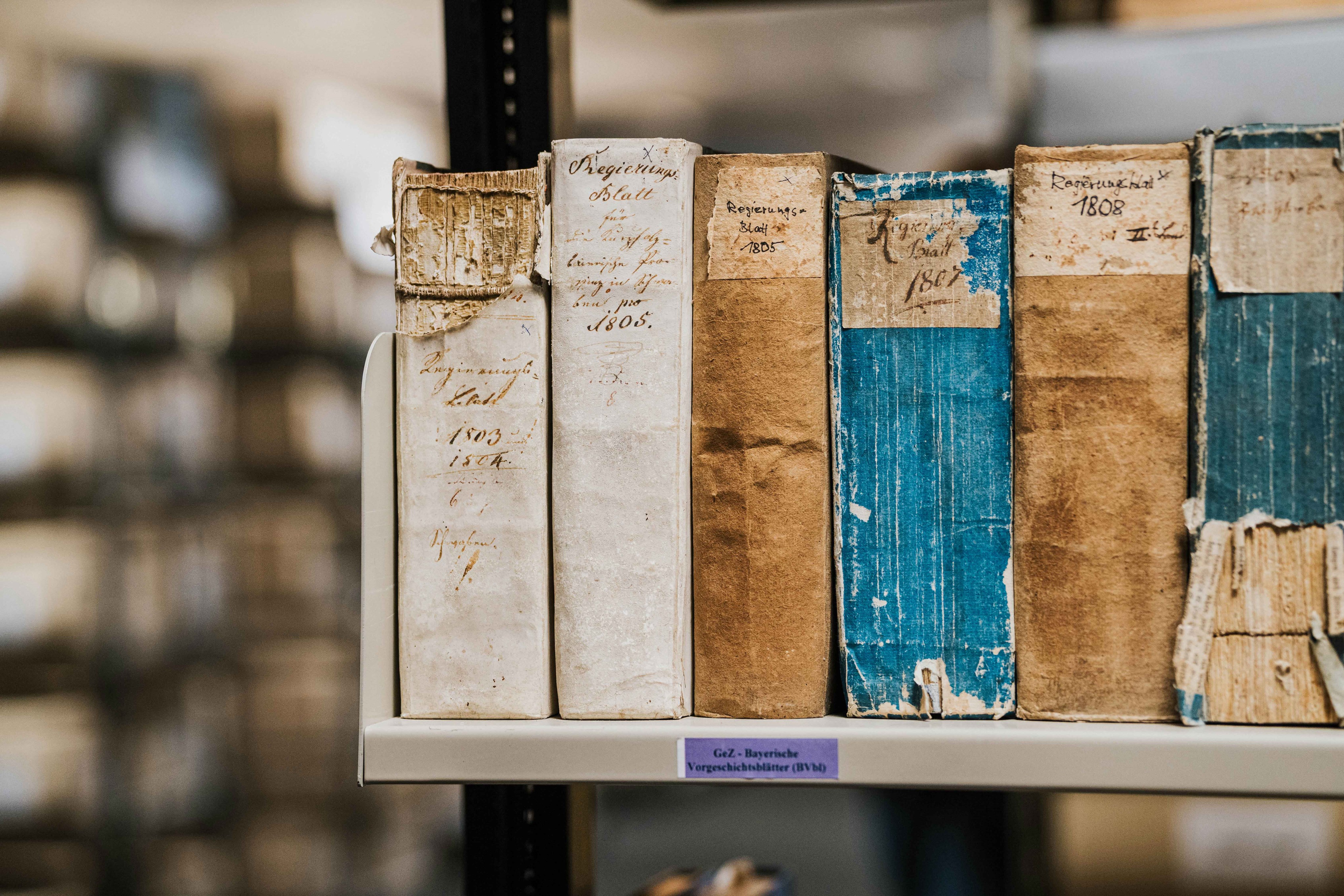 Das Archiv des Bezirks Schwaben bewahrt auf rund 1.000 Regalmetern Dokumente aus fast 200 Jahren regionaler Geschichte Fotograf Tobias Atzkern