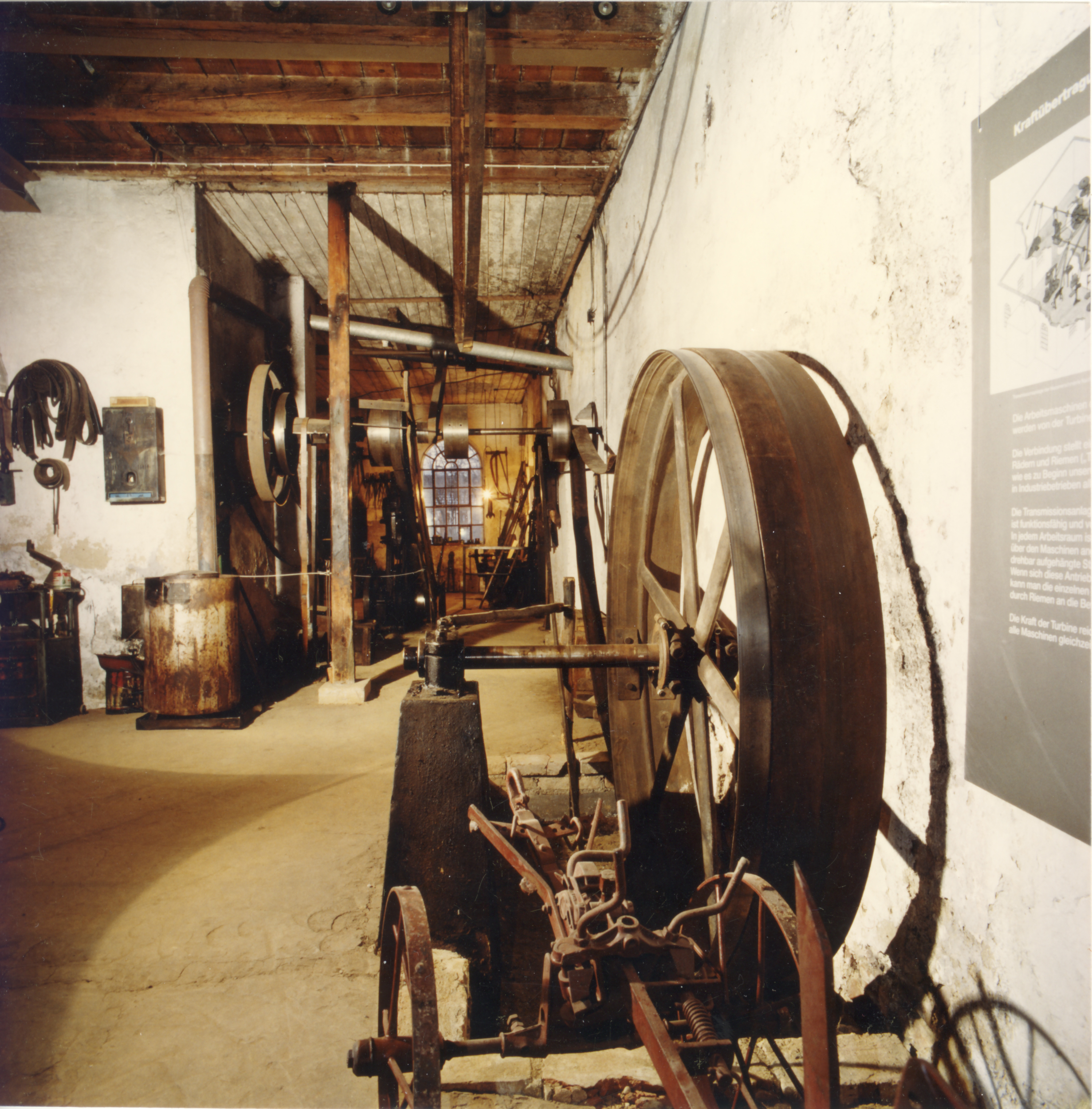 Wo sich feuriges Handwerk und moderne Turbinentechnik die Hand geben: Erlebnis-Museum Hammerschmiede und Stockerhof Naichen