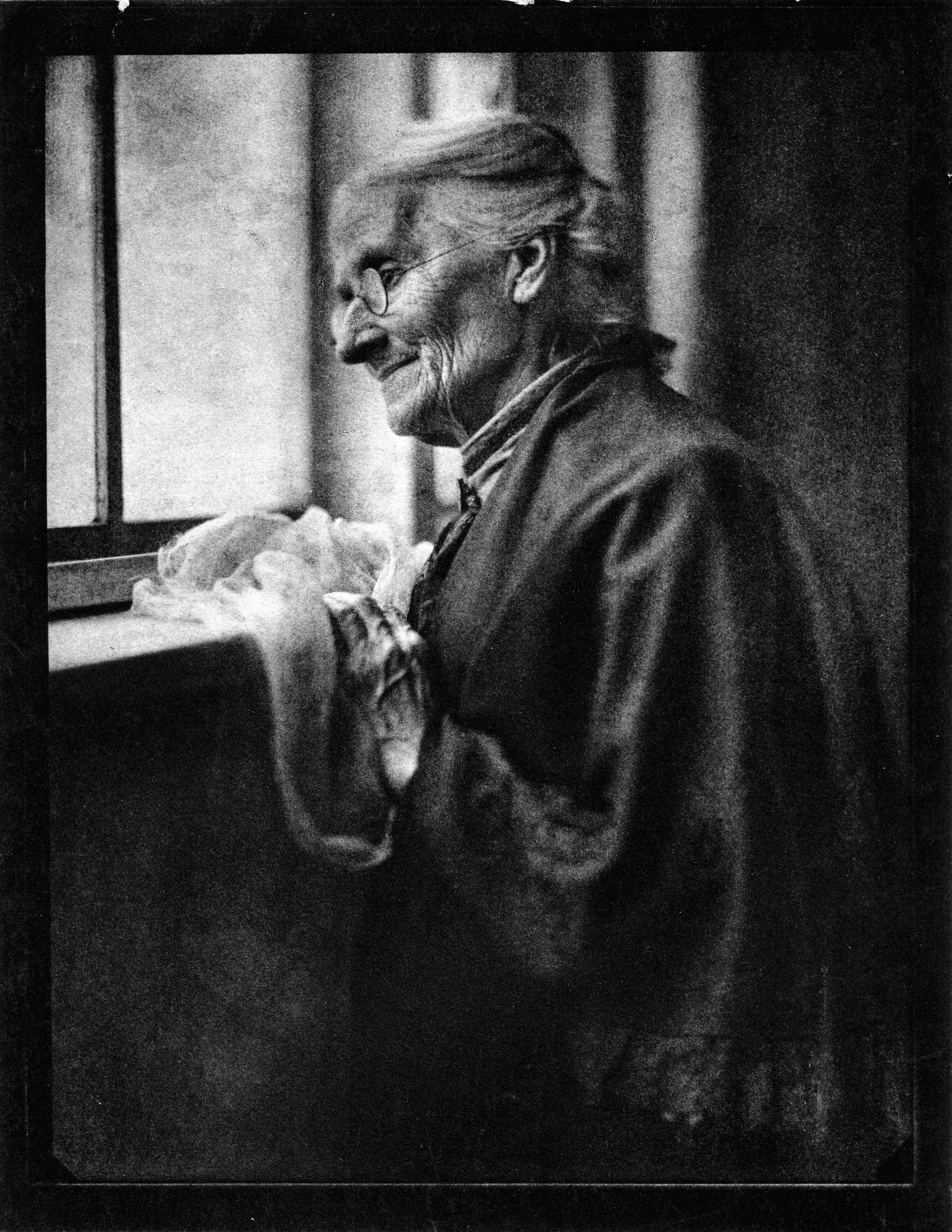 Porträt einer alten Frau am Fenster, um 1920/25 - Foto: Hedda Reidt