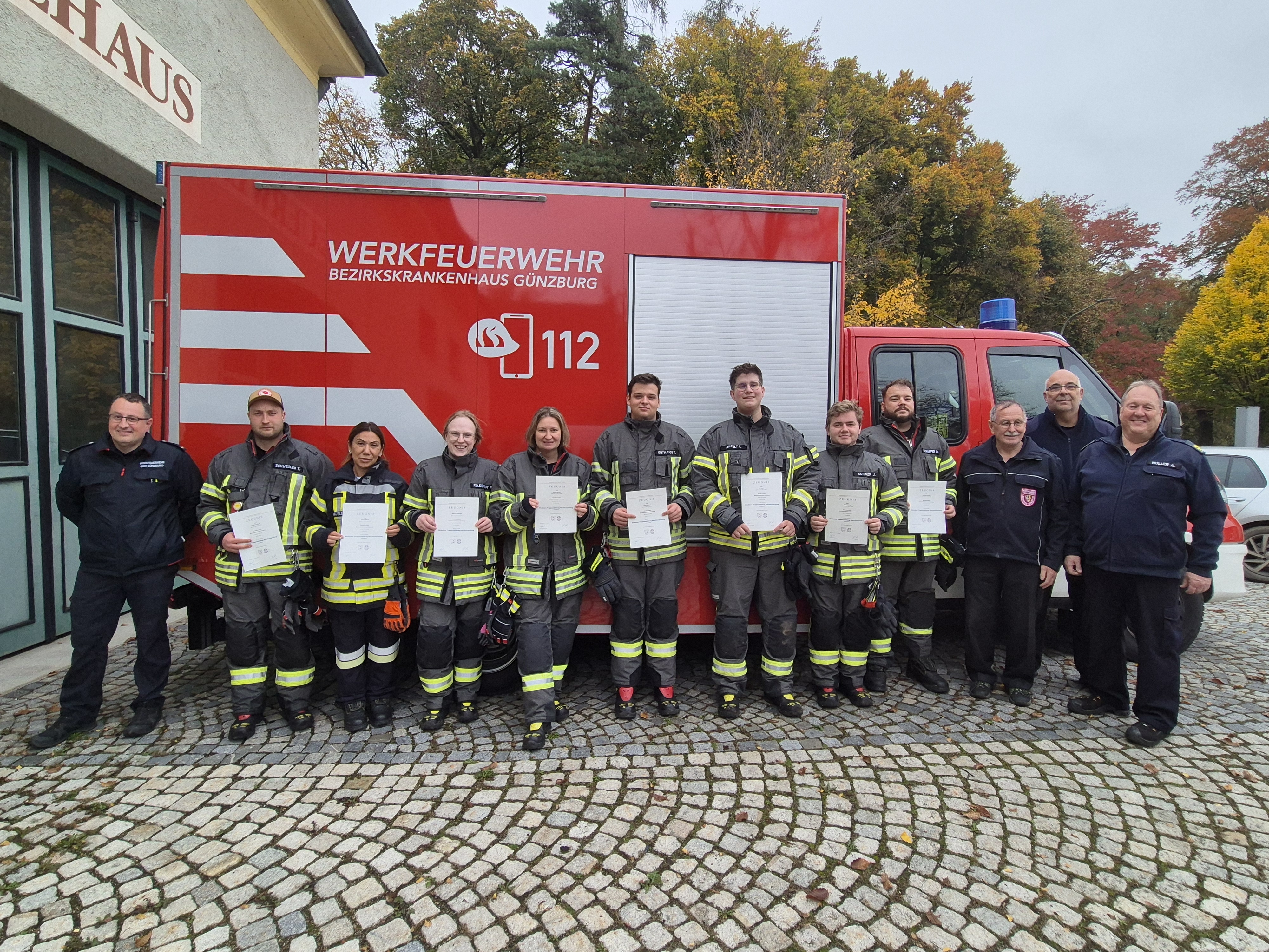 Freude über den bestandenen MTA-Lehrgang (von links): der Leiter der Werkfeuerwehr, Tobias Hupfauer, Tobias Schwegler, Hatice Mäusle, Rebecca Feldengut, Sandra Bernert, Tobias Gutmann, Tim Appelt, Jakob Kriener, Christian Schaffer mit den Prüfern Peter Demharter, Kreisbrandrat Stefan Müller und Kreisbrandinspektor Albert Müller.