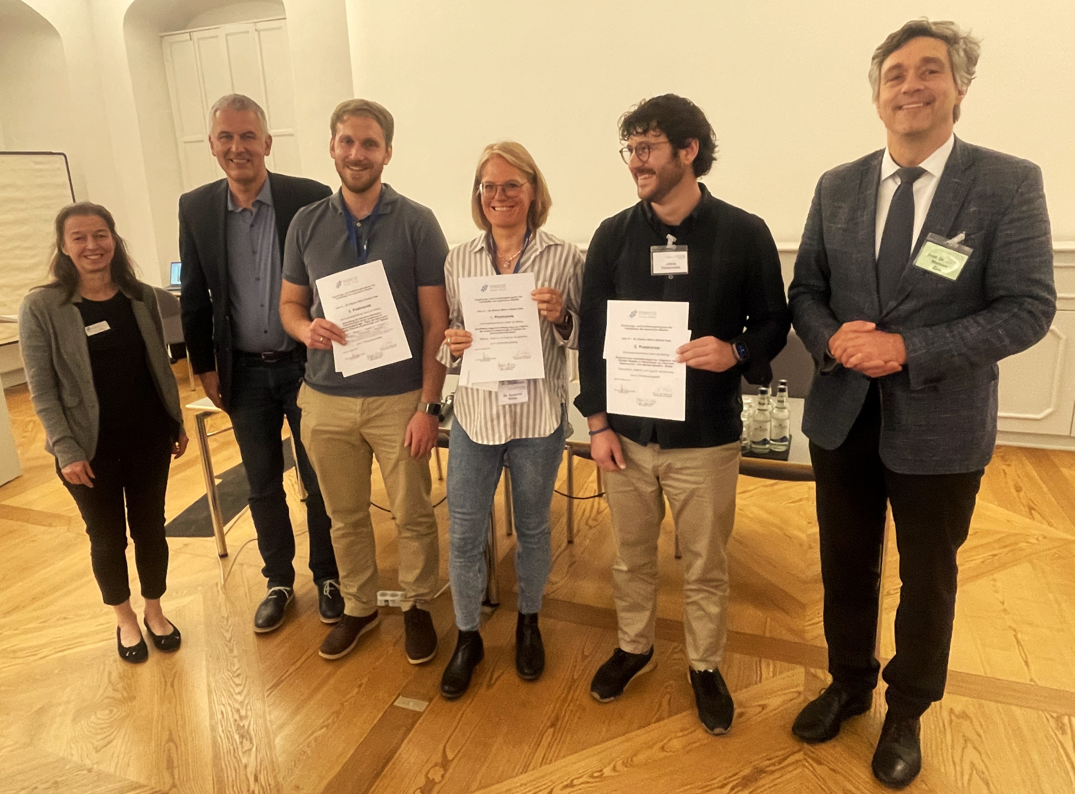 Dr. Angela Städele (Bildungswerk Irsee), Prof. Dr. Hermann Spießl (BKH Landshut), Paul Kriner (kbo Lech-Mangfall-Klinik Garmisch-Partenkirchen; 2. Preis), Dr. Susanne Röder (Sozialstiftung Bamberg, 1. Preis), Josua Tsiaousidis (Sozialstiftung Bamberg; 2. Preis) und Prof. Dr. Mathias Zink (Bezirksklinikum Ansbach).