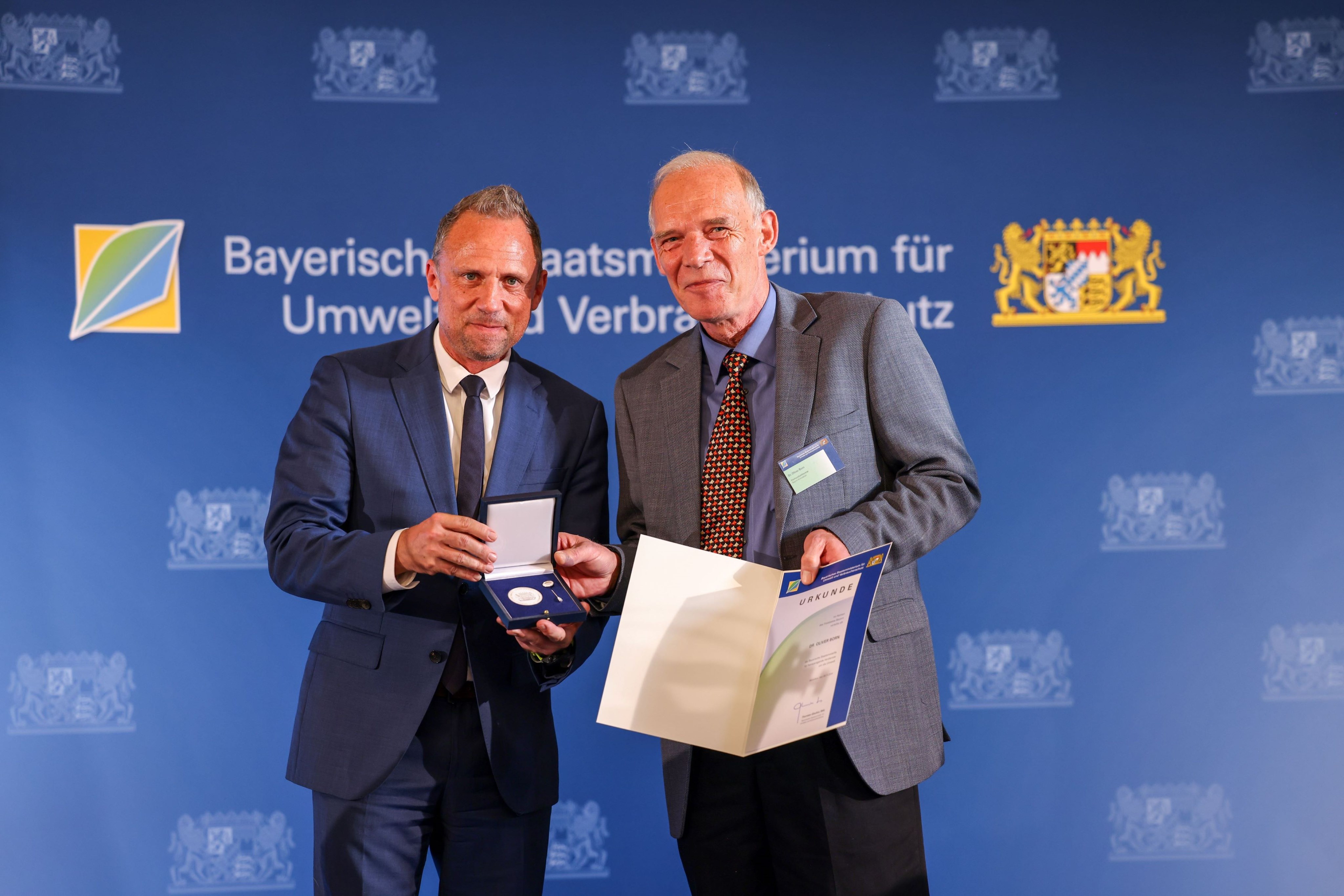 Umweltminister Thorsten Glauber (links) überreicht Dr. Oliver Born (rechts) die Staatsmedaille für Umwelt - Foto: Bayerisches Staatsministerium für Umwelt und Verbraucherschutz