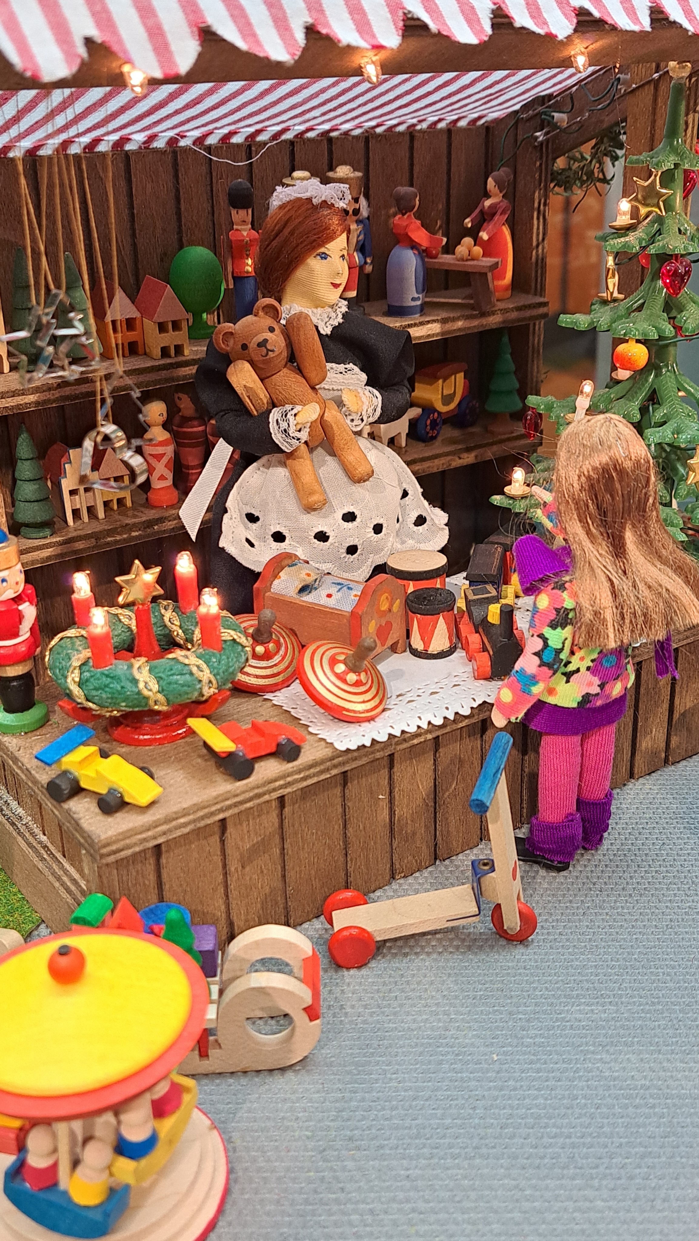 Familienführung in Oberschönenfeld: Weihnachtliche „Wohntrends in Miniatur“ am 22.12.