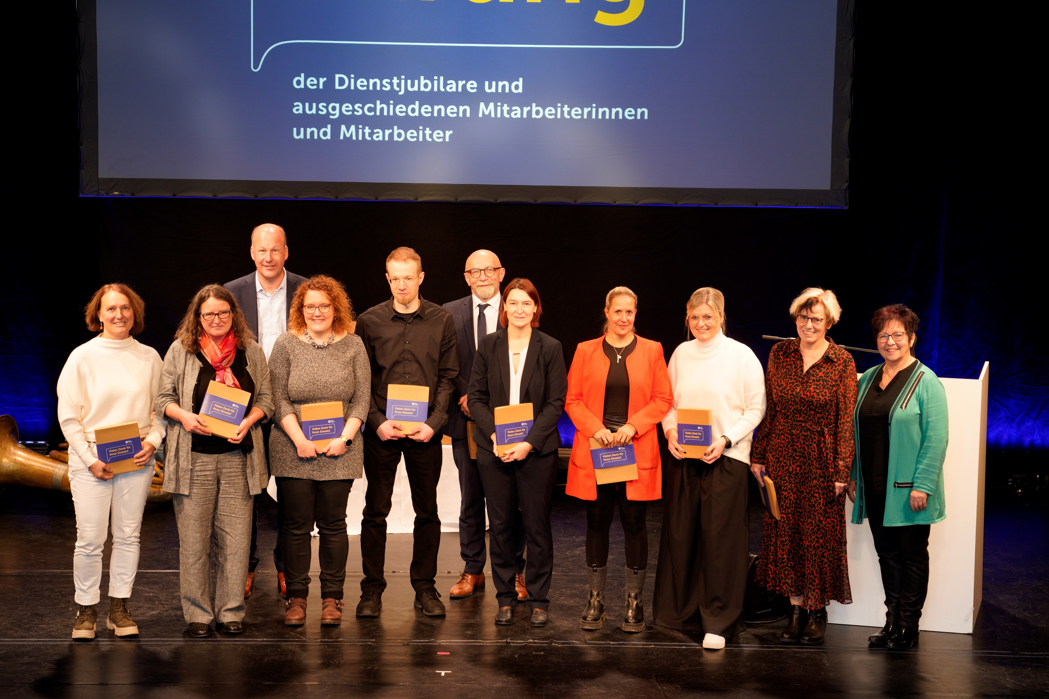 Bezirksverwaltung und Bezirkskrankenhaus Augsburg: Dank für jahrelange hingebungsvolle Arbeit