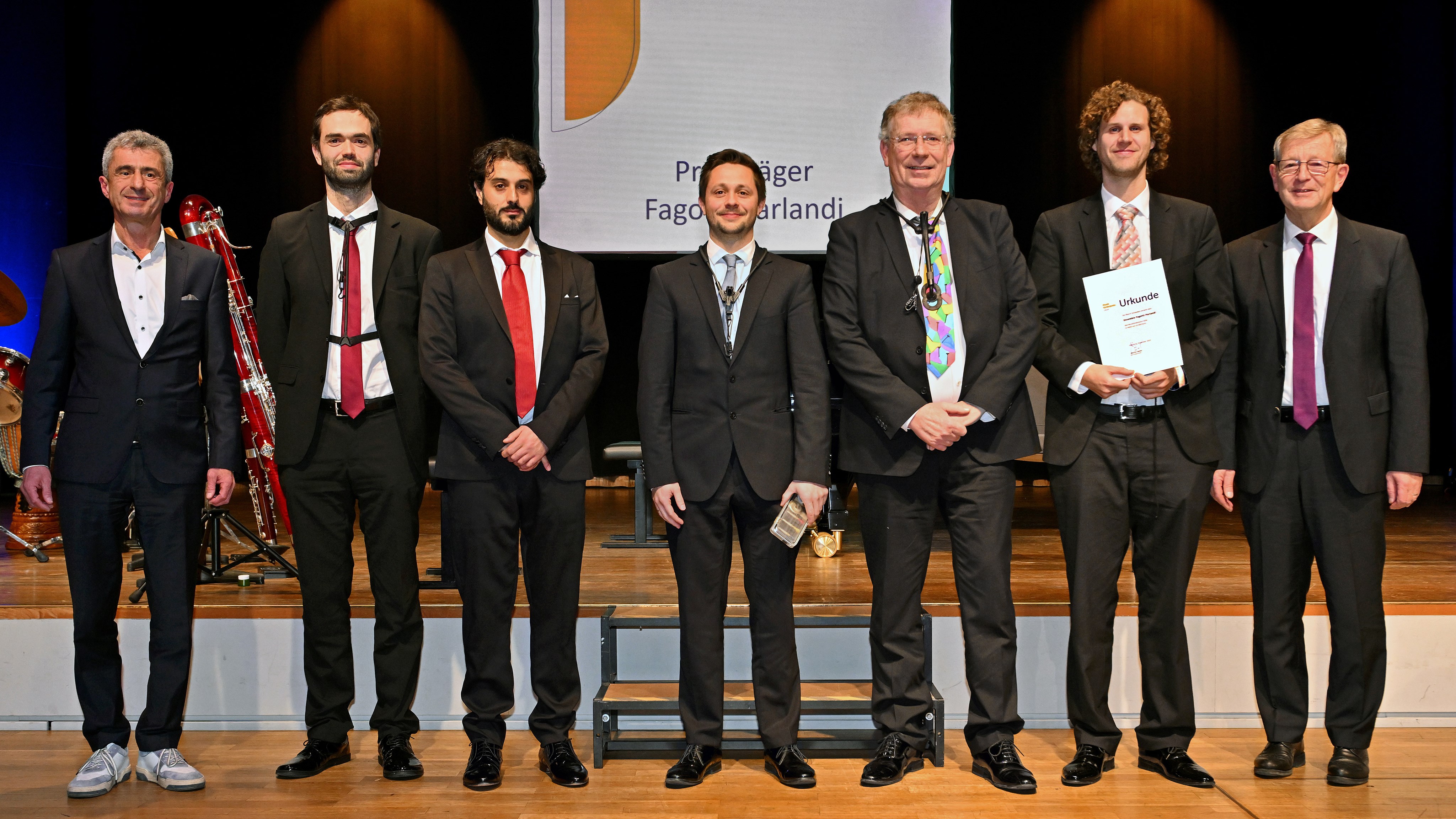 Das Ensemble Fagotti Parlandi mit Eckhart Fischer, dem Leiter des Oberstdorfer Musiksommers und dem stellvertretenden Bezirkstagspräsidenten Peter Schiele - Foto: Alfred Michel