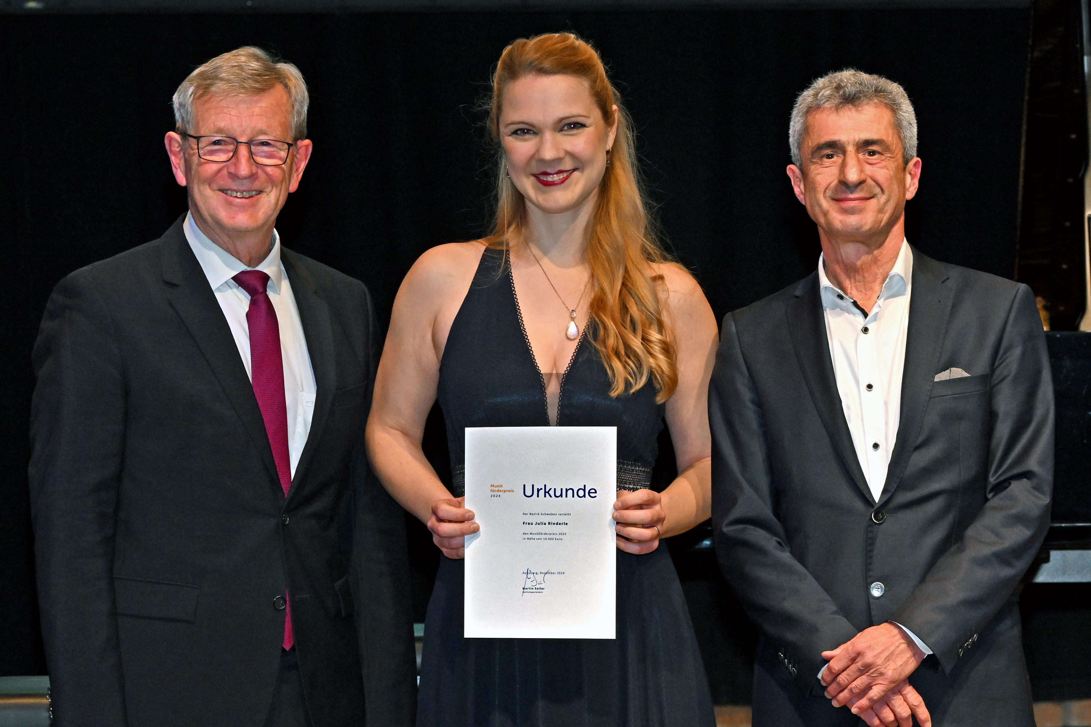 Die Konzertpianistin Julia Rinderle mit dem stellvertretenden Bezirkstagspräsidenten Peter Schiele und Eckhart Fischer, dem Leiter des Oberstdorfer Musiksommers - Foto: Alfred Michel