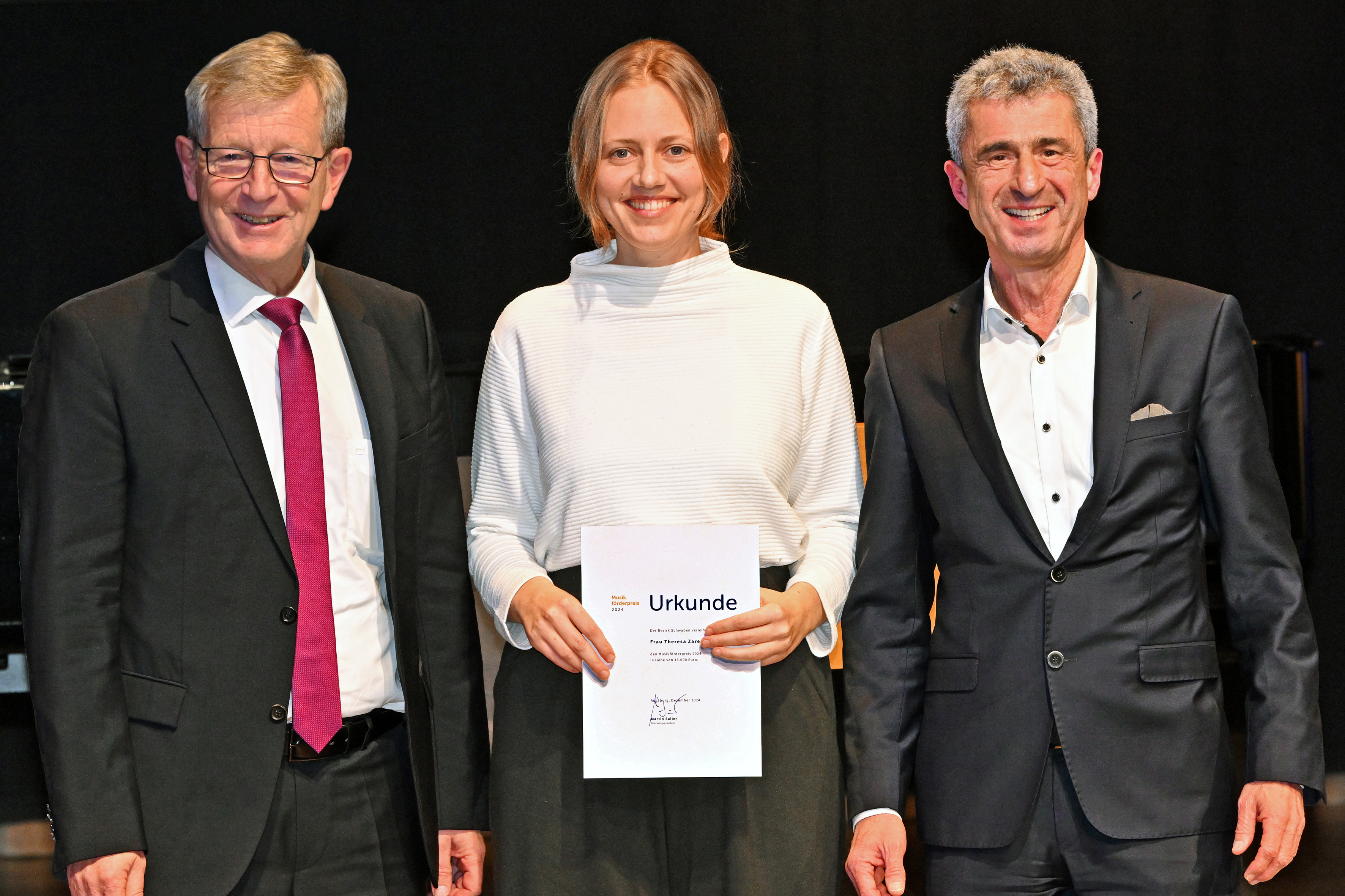 Die Komponistin und Musikerin Theresa Zaremba mit dem stellvertretenden Bezirkstagspräsidenten Peter Schiele und Eckhart Fischer, dem Leiter des Oberstdorfer Musiksommers - Foto: Alfred Michel