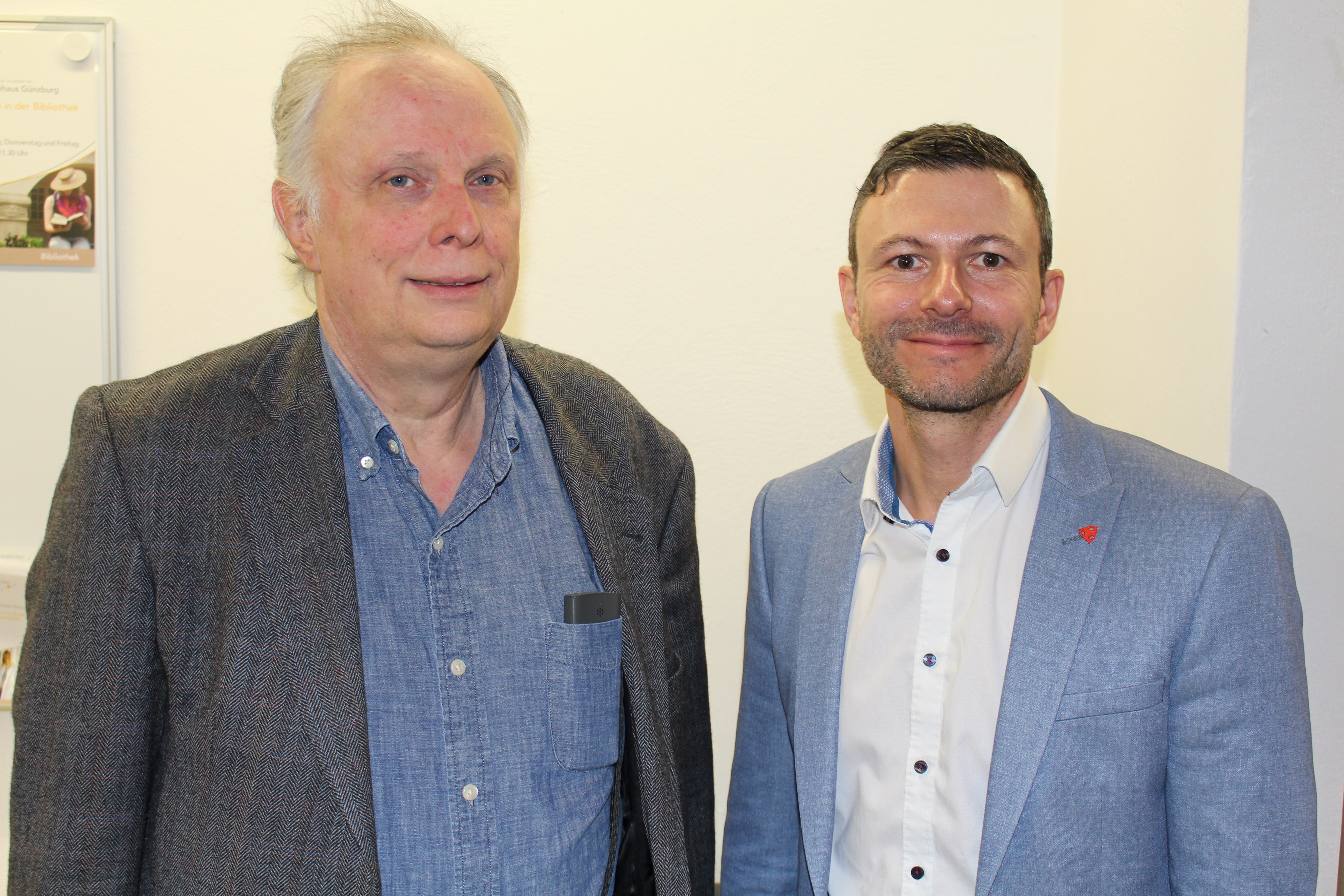 Prof. Gerhard F. Hamann (links) geht in den Ruhestand, Prof. Michael Ertl wird neuer Ärztlicher Direktor der Klinik für Neurologie und neurologische Rehabilitation am Bezirkskrankenhaus Günzburg. Bild: Georg Schalk, Bezirkskliniken Schwaben. (1)