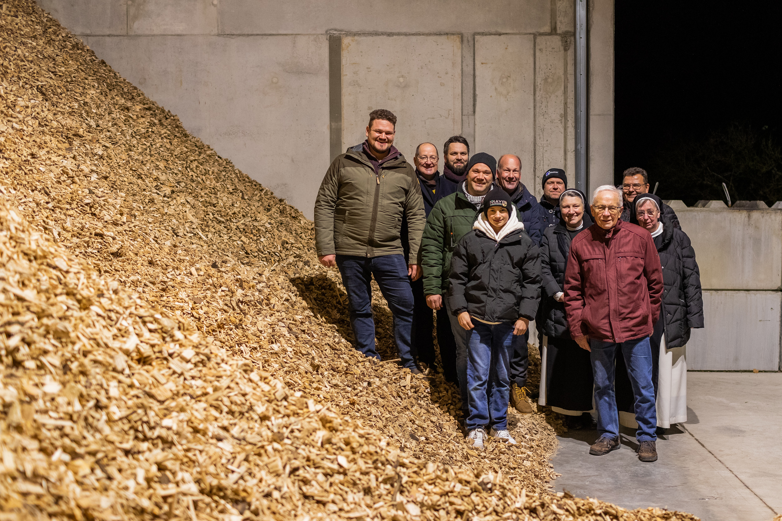 Gemeinsam nehmen Sie die neue Hackschnitzelanlage in Oberschönenfeld in Betrieb - Foto: Sandro Behrndt