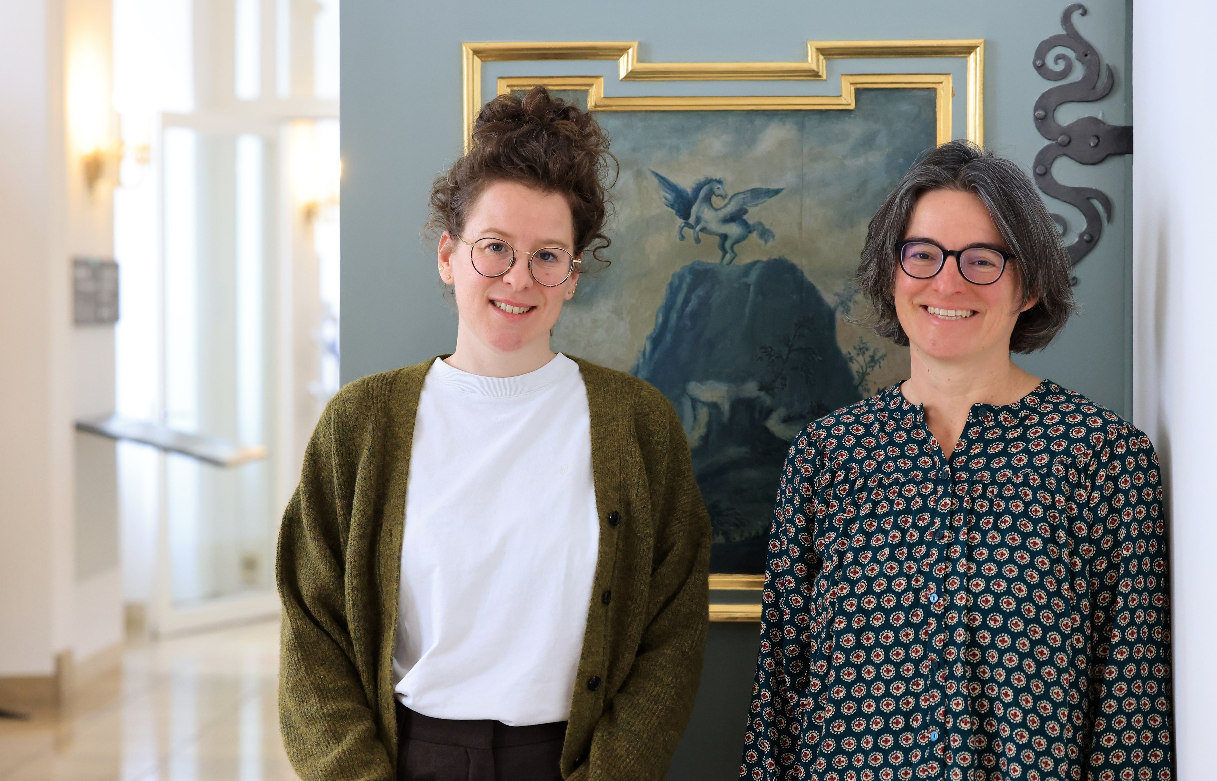 Autorenpreisträgerin des Irseer Pegasus 2025 Sonja Kettenring (rechts im Bild) und Jurypreisträgerin des Irseer Pegasus 2025 Silke Scheffel (links im Bild). - Foto: Matthias Wild