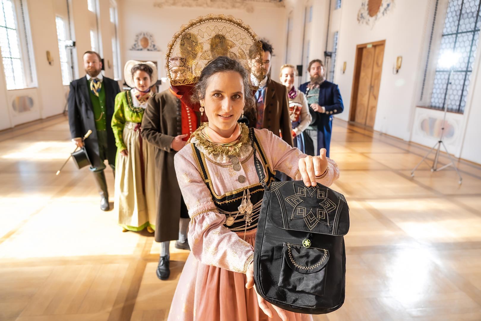 Bei der Trachten-Werkwoche können heuer unter anderem Taschen mit den Ziertechniken historischer Mieder gestaltet werden. - Foto: Andreas Keilholz