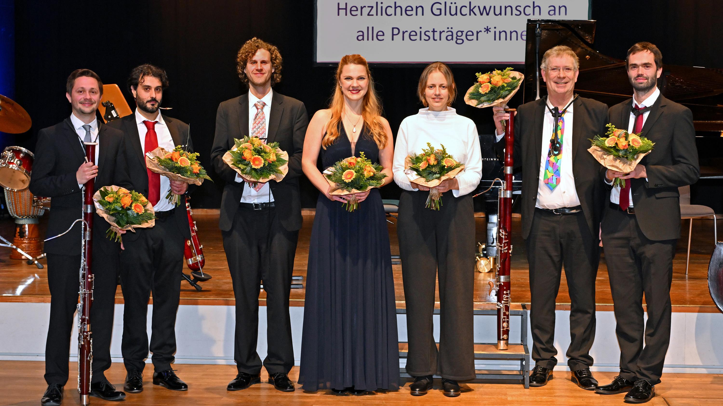 2024 ging der Musikförderpreis an die Konzertpianistin Julia Rinderle (4.v.l.), die Komponistin und Musikerin Theresa Zaremba (5.v.l.) und das Ensemble Fagotti Parlandi. Bildnachweis: Fotograf Alfred Michel