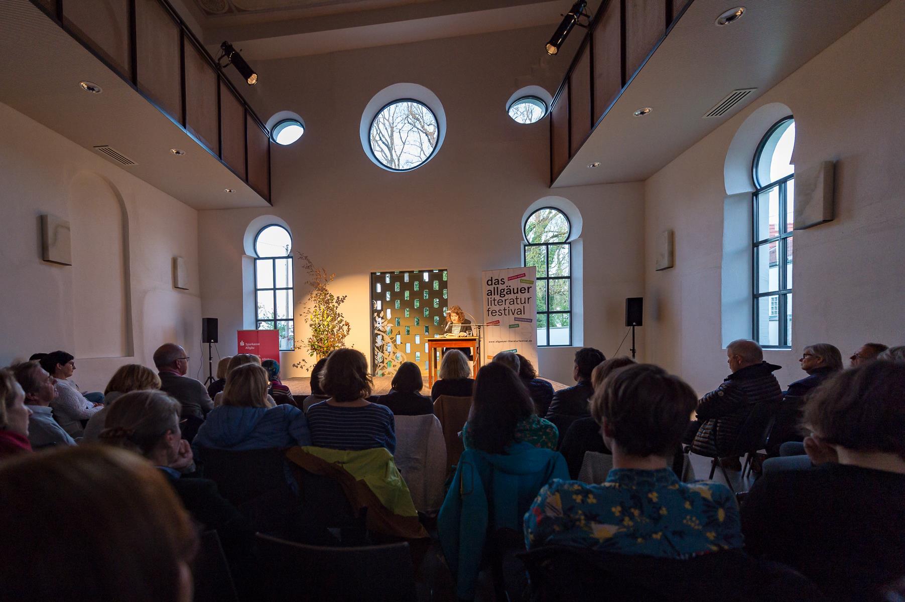 Impressionen Allgäuer Literaturfestival: Lena Gorelik in Fellheim - Foto: Peter Ernszt