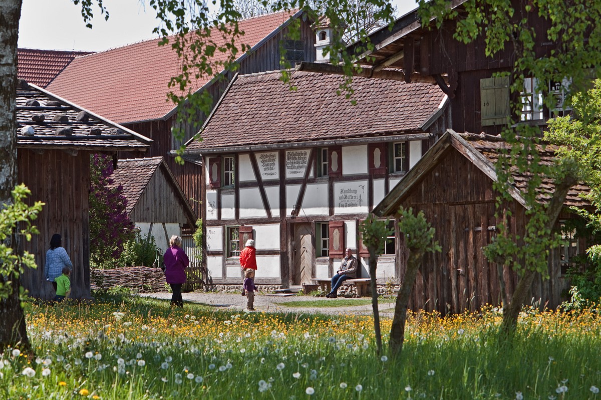 Besucher genießen das weite Museumsgelände, das sich mit dem Wechsel der Jahreszeiten immer wieder neu präsentiert. Das Woringer Häusle ist eines der vielen Schmuckstücke im Schwäbischen Bauernhofmuseum Illerbeuren.