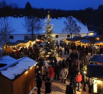 Liebevoll ausgestattet entfaltet der am Waldrand gelegene Weihnachtsmarkt eine stimmungsvolle Atmosphäre!