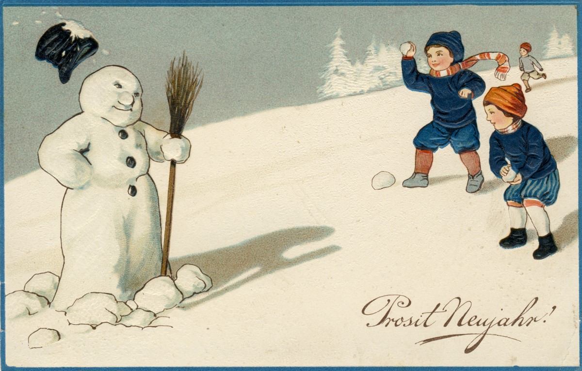 Kinder bewerfen einen Schneemann mit Schneebällen