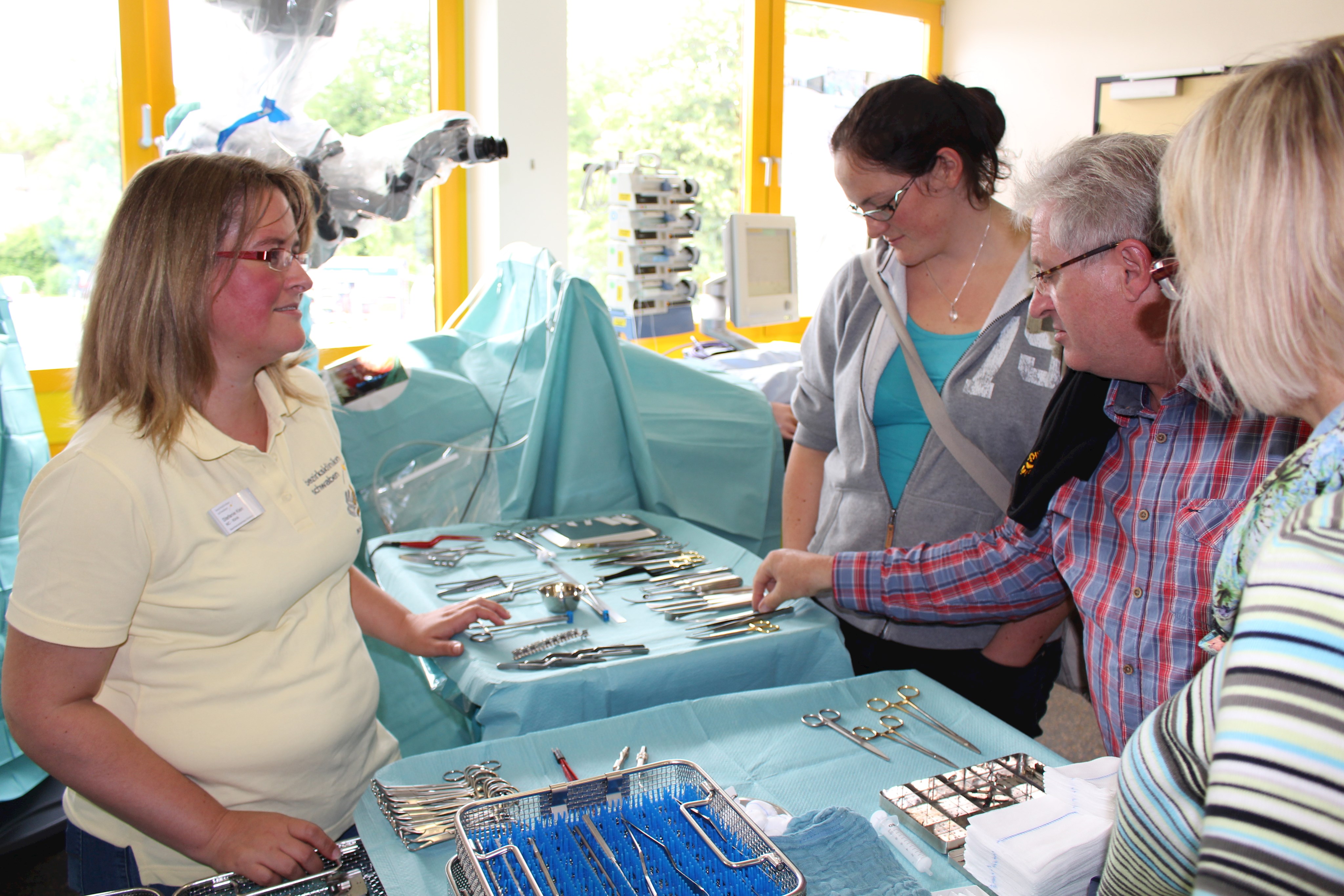 Mitarbeiterinnen der Neurochirurgie am Bezirkskrankenhaus Günzburg mit einem OP-Besteck.