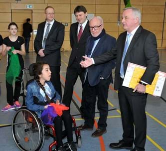 Bezirkstagspräsident Reichert beeindruckt von der Inklusion in der Realschule in Meitingen
