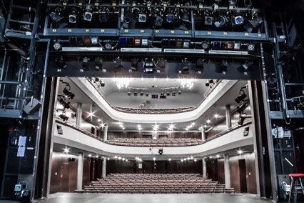 Das Landestheater Schwaben ist eigentlich eine Wanderbühne, verfügt aber auch über einen eigenen Standort in Memmingen. Hier der Blick in den Zuschauersaal.