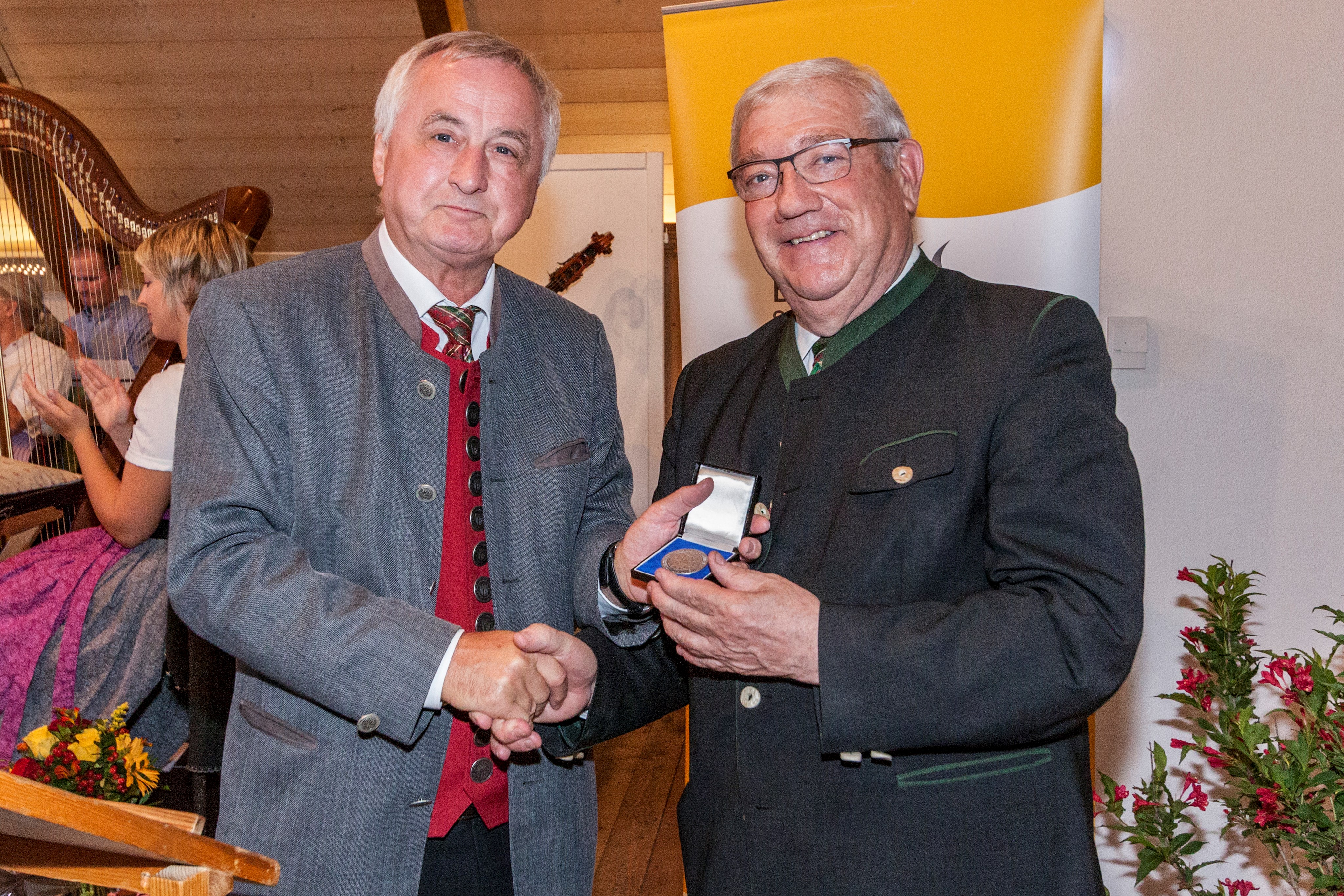 Bezirkstagspräsident Jürgen Reichert (links) zeichnete Staatsminister a. D. Josef Miller für sein Engagement mit der Sieben-Schwaben-Medaille aus.