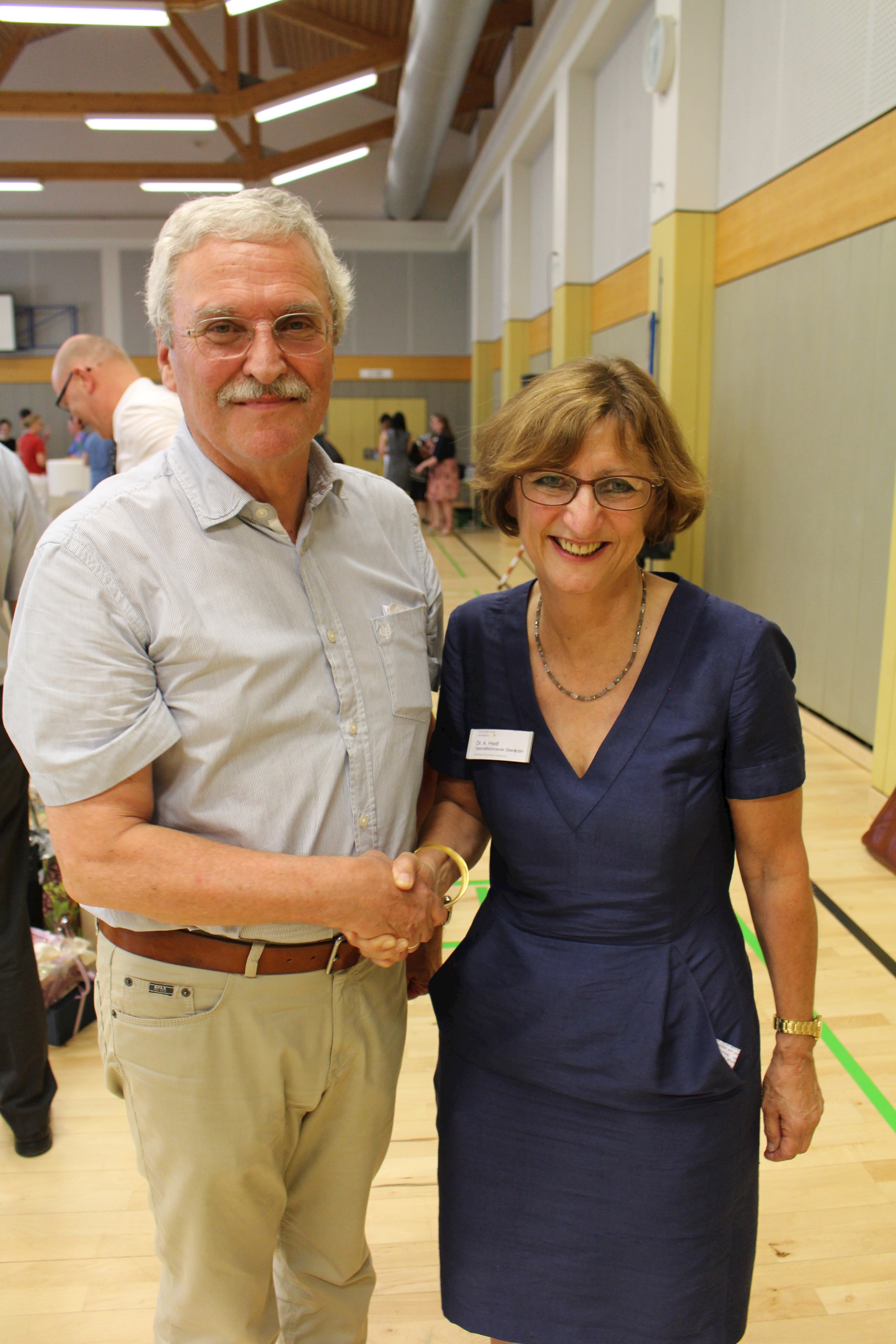 Der ehemalige stellvertretende Ärztliche Direktor des Bezirkskrankenhauses Augsburg, Dr. Johannes Weiss-Brummer, mit seiner Nachfolgerin Dr. Anne Hiedl.