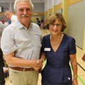 Der ehemalige stellvertretende Ärztliche Direktor des Bezirkskrankenhauses Augsburg, Dr. Johannes Weiss-Brummer, mit seiner Nachfolgerin Dr. Anne Hiedl.