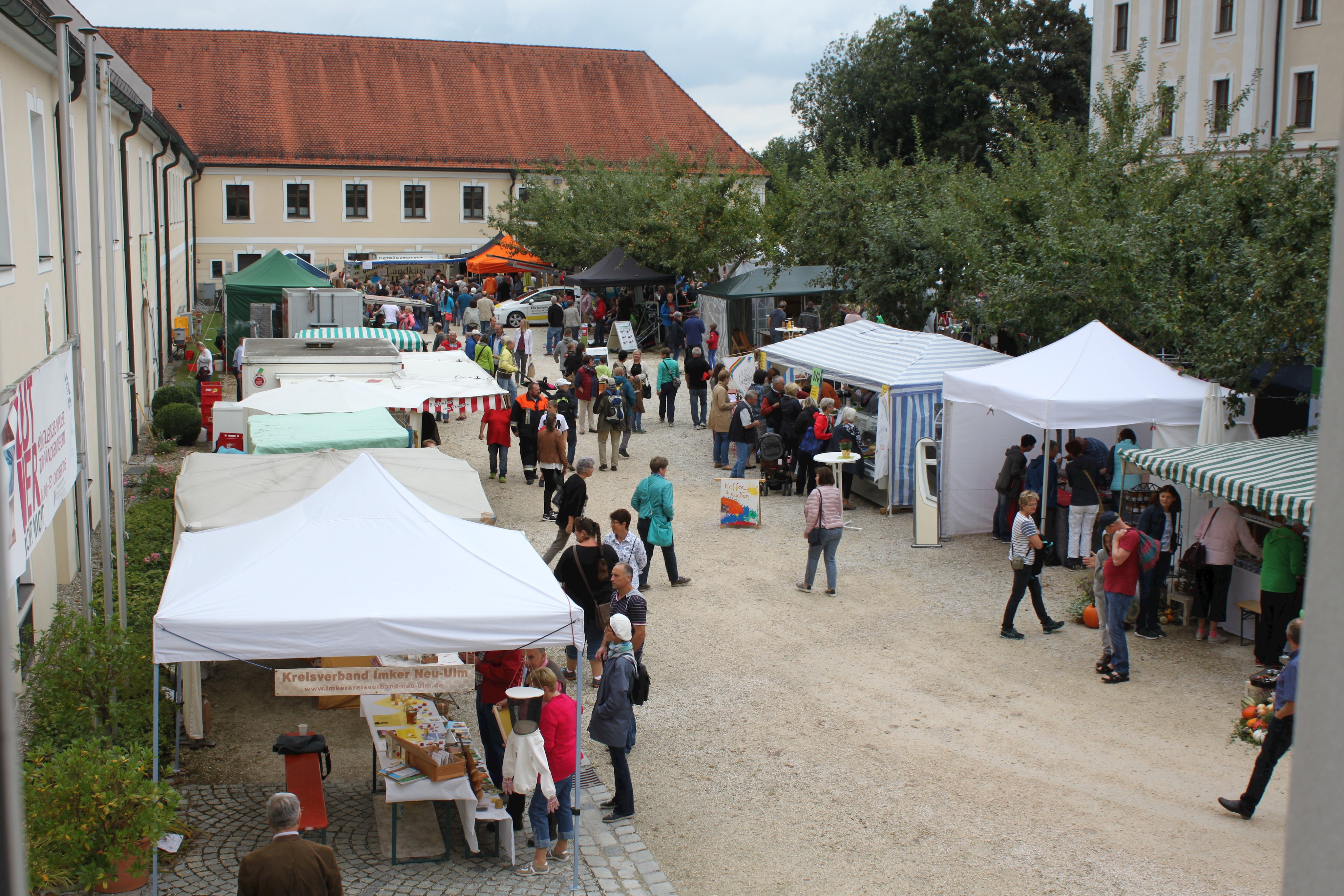 Roggenburger Öko-Markt: Tag der Region und Eröffnung des neu angelegten Kräutergartens