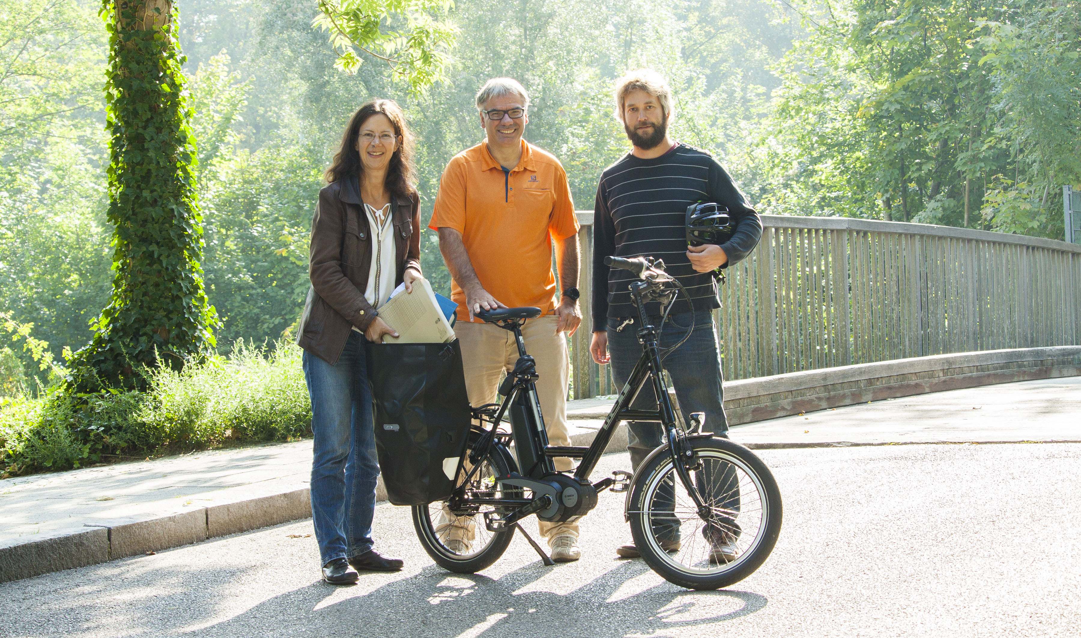 Teilen sich mit weiteren Kollegen ein E-Bike: Barbara Ranzinger, Johann Miller und Dieter Mayr