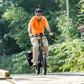 Das E-Bike in Aktion: Johann Miller tritt auf einer Dienstfahrt in die Pedale.
